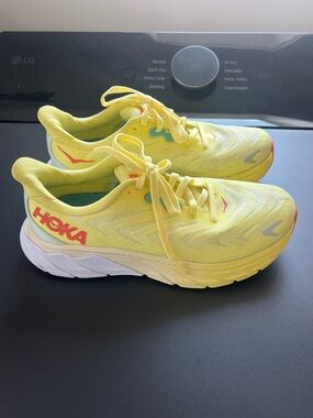 Hoka Neon Yellow Arahi 6 Running shoes